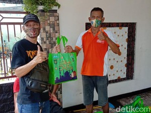Cara Mantan Bupati Berbagi Kebahagiaan dengan Dhuafa di Ponorogo