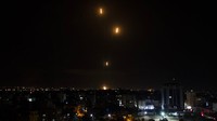 Hamas telah memperingatkan akan membalas serangan itu, sebelum mengkonfirmasikan pihaknya telah melancarkan serangan ke Tel Aviv dan pinggirannya dengan 130 rudal. AP Photo/Khalil Hamra  