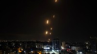 Tidak ada indikasi langsung mengenai korban jiwa, atau berapa banyak roket yang dicegat oleh sistem pertahanan udara Iron Dome Israel. AP Photo/Khalil Hamra  