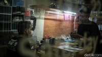 Diakui Lucky selaku co-owner Shoespa, permintaan jasa mencuci dan restorasi sepatu meningkat menjelang Idul Fitri karena sepatu terlihat seperti baru kembali.  