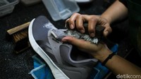 Harga mencuci serta restorasi sepatu bisa jauh lebih murah ketimbang membeli sepatu baru.  