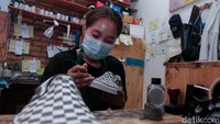 Di sini, cuci sepatu dilakukan secara manual menggunakan cairan dan sikat khusus untuk menjaga kualitas sepatu. Harga mencuci sepatu mulai dari Rp 45 ribu per pasang.  