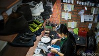Sedangkan, jasa restorasi yang paling banyak diminati adalah mengecat ulang sepatu alias repaint.  