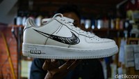 Sepatu yang bisa dicat ulang antara lain yang berbahan kanvas, kulit, sampai suede menggunakan cat khusus.  