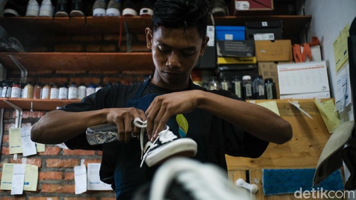 Jasa Cuci-Restorasi Sepatu Bikin Tampil Kece Saat Lebaran Idul Fitri tidak melulu harus berpakaian serta memiliki sepatu baru. Dengan jasa cuci dan restorasi, sepatu kamu bisa kembali tampil baru menyambut Lebaran.