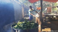 Dihari biasa, warga hanya mendapat pesanan 100-500 ketupat. Tapi kini pesanan berlipat menjadi 4.000-10.000 ketupat.  