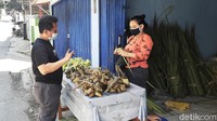 Ada sekitar 70 perajin ketupat di Cimahpar. Setiap perajin, mendapat order di kisaran 4.000-10.000.  