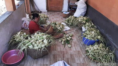 Jelang Lebaran, Warga Kampung Ketupat Bogor Banjir Orderan