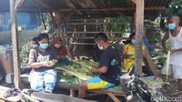 Warga membuat kulit ketupat di Kelurahan Cimahpar, Kecamatan Bogor Utara, Kota Bogor, Rabu (12/5/2021).  