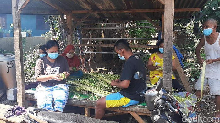 Jelang Lebaran, Warga Kampung Ketupat Bogor Banjir Orderan Warga membuat kulit ketupat di Kelurahan Cimahpar, Kecamatan Bogor Utara, Kota Bogor, Rabu (12/5/2021).
