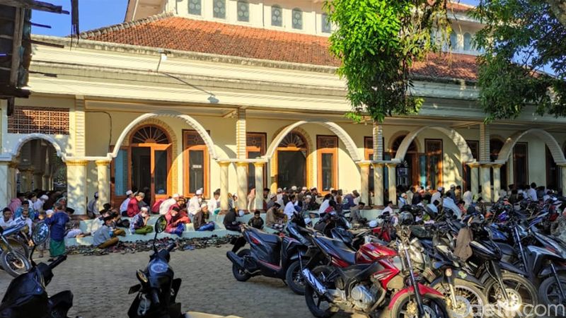 Sejumlah warga muslim di Desa Suger Kidul, Kecamatan Jelbuk, melaksanakan ibadah salat Idul Fitri hari ini Rabu (12/5/2021). Salat Id dilaksanakan di 3 lokasi di lingkungan pondok pesantren (ponpes) Mahfilud Duror.