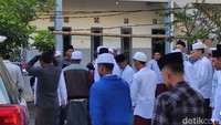 Dengan berpegang kitab tersebut, biasanya santri ponpes dan warga sekitar akan menjalani ibadah puasa Ramadan lebih awal dari ketetapan pemerintah. Demikian juga penetapan 1 Syawal, juga lebih awal.  