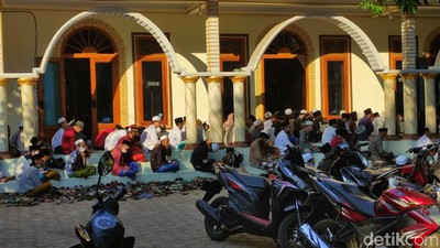 Jemaah Ponpes Mahfilud Duror Jember Salat Id Hari Ini