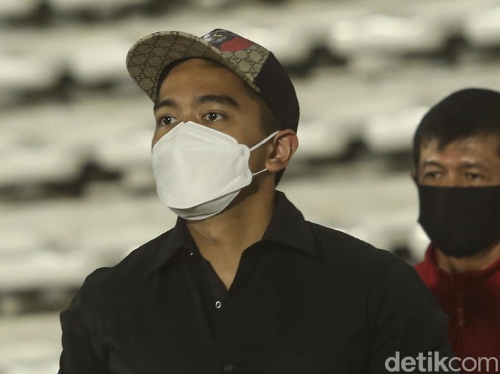Sejumlah pemain Tim Nasional Indonesia melakukan sesi latihan di Stadion Madya, Jakarta, Selasa (11/5/2021). Latihan tersebut dipantau langsung Ketua Umum PSSI Mohammad Iriawan dan Kaesang Pangarep.