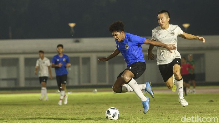 Sejumlah pemain Tim Nasional Indonesia melakukan sesi latihan di Stadion Madya, Jakarta, Selasa (11/5/2021). Latihan tersebut dipantau langsung Ketua Umum PSSI Mohammad Iriawan dan Kaesang Pangarep.