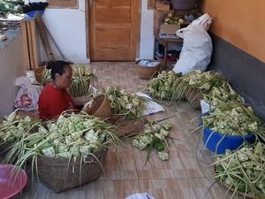 Melihat Kesibukan di Kampung Ketupat Bogor Jelang Lebaran