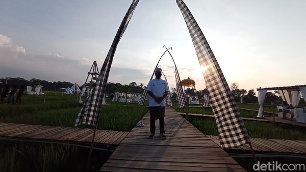 Tak hanya itu, pengunjung juga bisa menikmati keindahan senja. Sensasi yang begitu luar biasa. Rasanya bak menikmati senja di Ubud, Bali. (Sudirman Wamad/detikTravel)