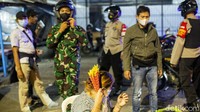 Pihak Kepolisian yang mengetahui adanya kegiatan tersebut langsung membubarkan warga.