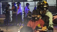 Para penjual petasan pun disidak polisi.