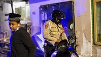 Polisi juga turut berpatroli ke gang-gang warga guna mengedukasi agar tidak berkumpul.
