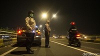 Warga yang menyalakan petasan di Flyover turut dibubarkan polisi.