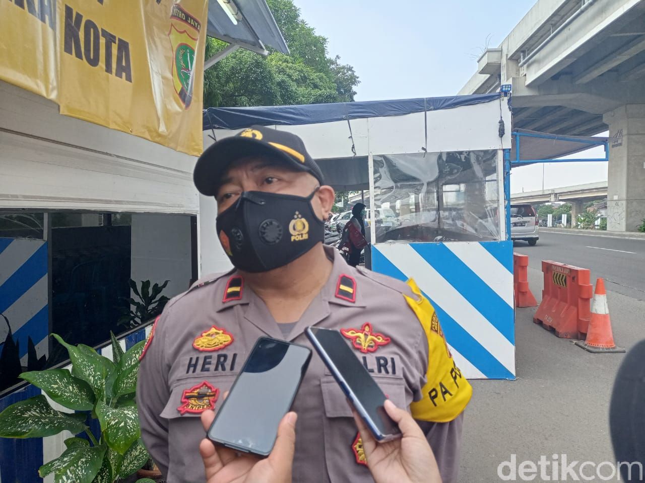 Kapospam Sumber Arta, Ipda Heri Susanto di Pos Penyekatan Sumber Arta. (Azhar Bagas Ramadhan/detikcom)