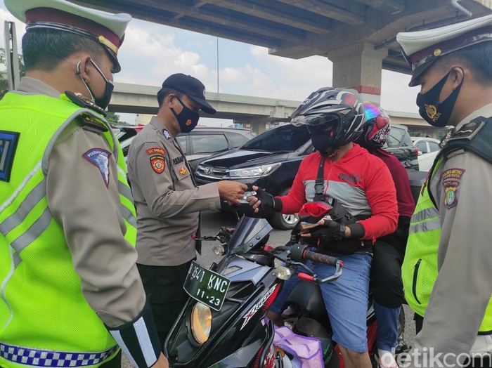 Kapospam Sumber Arta, Ipda Heri Susanto di Pos Penyekatan Sumber Arta. (Azhar Bagas Ramadhan/detikcom)
