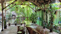 Ruang bersantai di Kawasan Ekowisata Mangrove PIK. Traveler bisa memesan makanan dan minuman di sini.