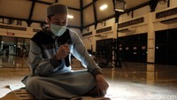 Ada 2 orang yang bertindak sebagai muazin. Mereka silih berganti mengumandangkan takbir.