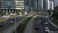 Walaupun begitu, masih ada beberapa kendaraan yang melintas.