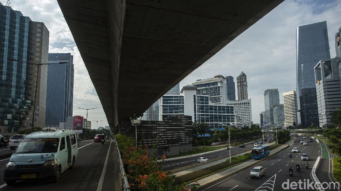 Lengang Ibu Kota Jelang Lebaran Jelang Hari Raya Idul Fitri arus lalu lintas di sejumlah ruas jalan Ibu Kota DKI Jakarta terlihat lengang. Tidak ada kepadatan kendaraan seperti hari biasanya.