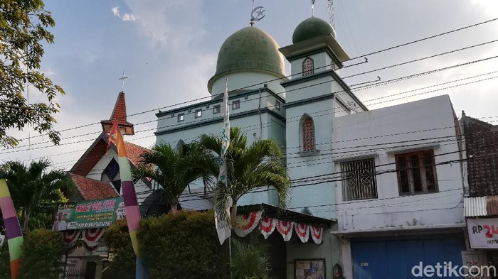 Masjid Al-Hikmah dan GKJ Joyodiningratan di Jalan Gatot Subroto Solo