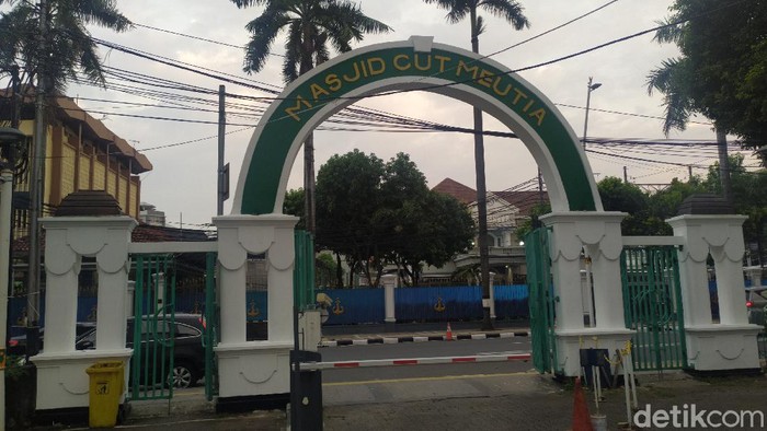 Masjid Cut Meutia, Menteng, Jakarta Pusat akan menggelar salat Idul Fitri atau salat Id. Salat Id dibatasi kapasitasnya hanya 300 jemaah.