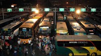 Armada bus angkutan mudik menunggu pemberangkatan di Terminal Bekasi, Jawa Barat, Selasa (1/4/2017) malam. ANTARA FOTO/Risky Andrianto  