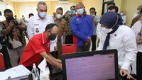 Menteri Ketenagakerjaan (Menaker) Ida Fauziyah menerima keluhan dari pekerja yang belum menerima pembayaran Tunjangan Hari Raya (THR). Keluhan tersebut  diterimanya saat meninjau Posko  THR di Kabupaten Tangerang. Bersama Bupati Tangerang Ahmed Zaki Iskandar, ia mendengar dan memberi solusi langkah apa yang harus dilakukan.
