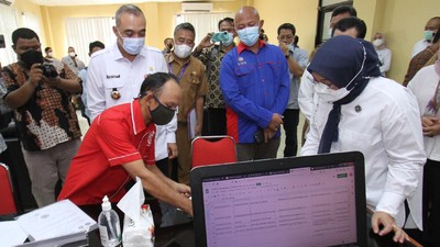 Menaker Ida Fauziyah Tinjau Posko THR di Tangerang