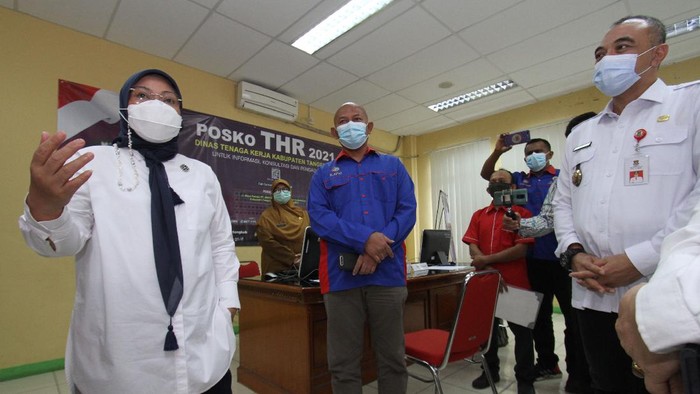 Menaker Tinjau Posko THR di Tangerang Menteri Tenaga Kerja Ida Fauziyah didampingi oleh Bupati Tangerang Ahmed Zaki Iskandar meninjau Posko THR di Kantor Dinas Tenaga Kerja Kabupaten Tangerang. Rabu (11/5).