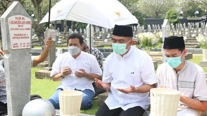Menko PMK Muhadjir Effendy Ziarah ke TMP Kalibata