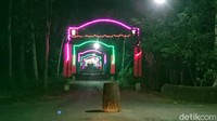 Jalan-jalan kampung didekorasi sedemikian rupa.