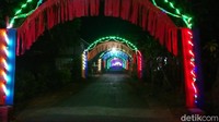 Lampu warna-warni berjejer di sepanjang jalan.
