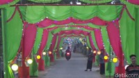 Warga biasanya patungan guna membiayai seluruh kebutuhan menghiasi kampung.