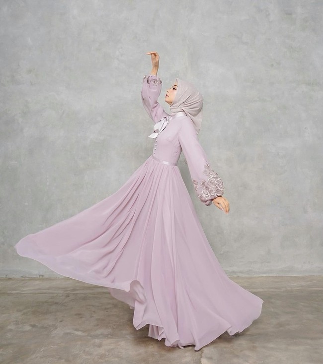 Kamu ingin tampil elegan untuk OOTD hijab Lebaran? Dress dengan dengan potongan dropped waist yang flowy. Kamu tak usah memakai aksesori kalung dan gelang lagi jika sudah memakai dress cantik ini. Foto: Dok. Instagram @nesaaqila.