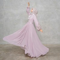 Kamu ingin tampil elegan untuk OOTD hijab Lebaran? Dress dengan dengan potongan dropped waist yang flowy. Kamu tak usah memakai aksesori kalung dan gelang lagi jika sudah memakai dress cantik ini. Foto: Dok. Instagram @nesaaqila.