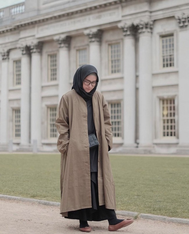 Long outer dapat menjadi pilihan untuk busana Hari Raya Idul Fitri. Kamu bisa padu padankan long outer dengan atasan dan rok hitam seperti gaya OOTD selebgram hijab Zahratul Jannah yang satu ini. Simpel dan casual look untuk OOTD hijab Lebaran 2021. Foto: Dok. Instagram @zahratuljannah.