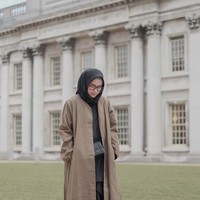 Long outer dapat menjadi pilihan untuk busana Hari Raya Idul Fitri. Kamu bisa padu padankan long outer dengan atasan dan rok hitam seperti gaya OOTD selebgram hijab Zahratul Jannah yang satu ini. Simpel dan casual look untuk OOTD hijab Lebaran 2021. Foto: Dok. Instagram @zahratuljannah.