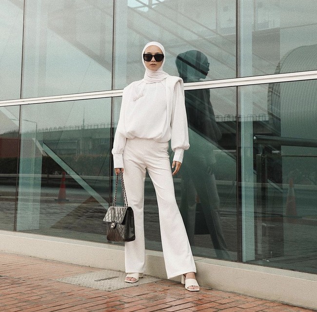 Warna putih yang melambangkan kesucian menjadi busana identik Hari Idul Fitri. Gaya white on white seperti ini bisa jadi pilihan untuk OOTD hijab Lebaran 2021. Foto: Dok. Instagram @viratandia.