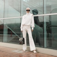 Warna putih yang melambangkan kesucian menjadi busana identik Hari Idul Fitri. Gaya white on white seperti ini bisa jadi pilihan untuk OOTD hijab Lebaran 2021. Foto: Dok. Instagram @viratandia.