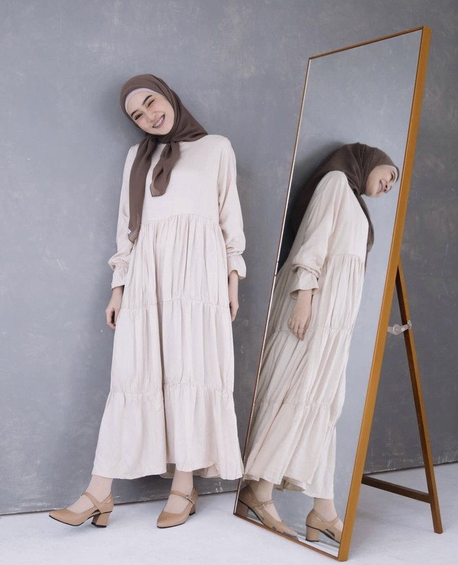 Bagi kamu para busui yang ingin tampil stylish, bisa memakai dress cantik dengan detail kerut pada bagian bawah dress. Kamu tinggal memadukannya dengan hijab yang warnanya sedikit lebih gelap dari dress kamu.  Foto: Dok. Instagram @sin.sr.
