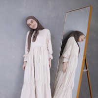 Bagi kamu para busui yang ingin tampil stylish, bisa memakai dress cantik dengan detail kerut pada bagian bawah dress. Kamu tinggal memadukannya dengan hijab yang warnanya sedikit lebih gelap dari dress kamu.  Foto: Dok. Instagram @sin.sr.