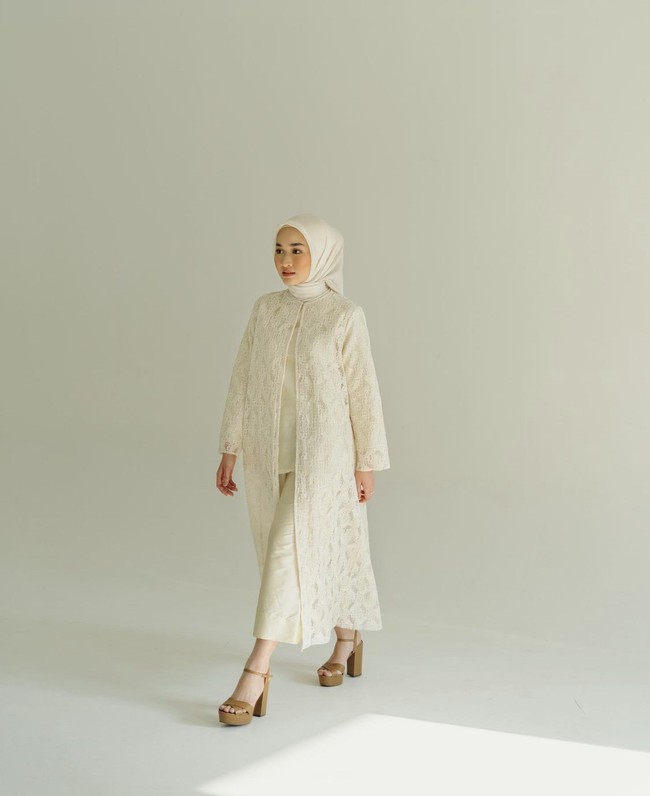 Lebaran 2021, blouse atau outer brokat juga bisa kamu gunakan. Kamu bisa memadukan dengan hijab, baju dalaman dan juga celana dengan warna yang senada.  Foto: Dok. Instagram @kiaraleswara.